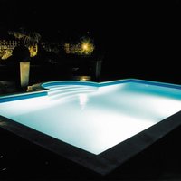 Swimmingpool bei Nacht